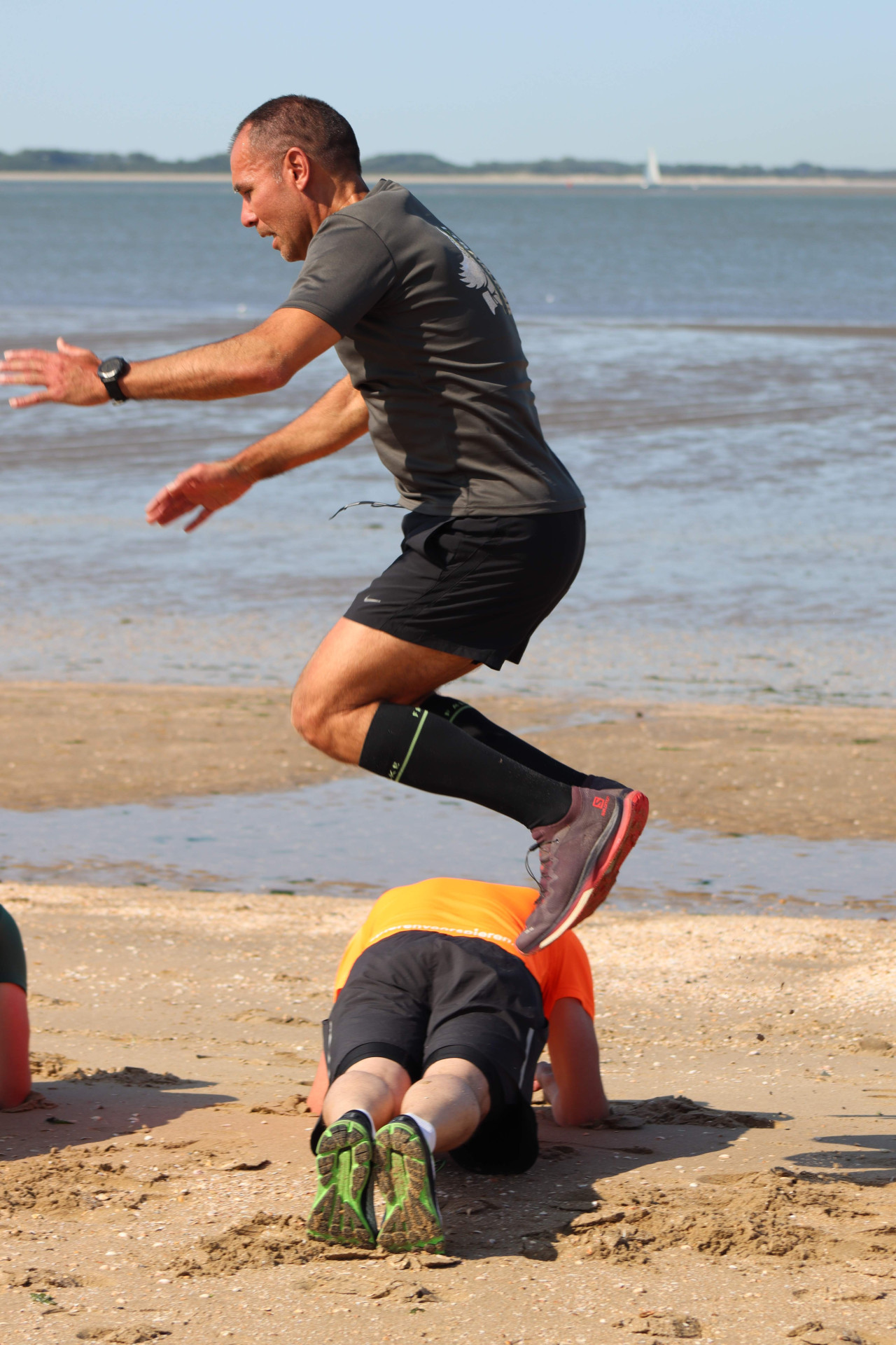 Man springt over andere man heen